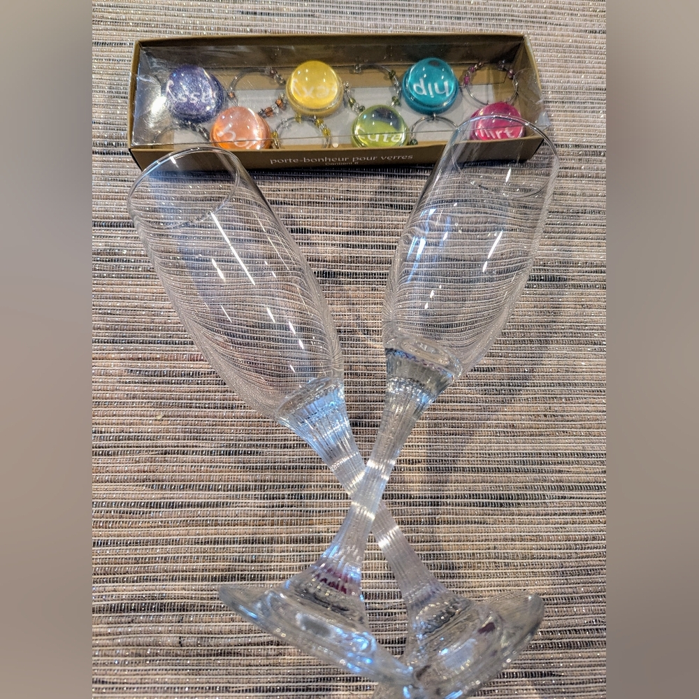 2 Champagne Glasses With A Set Of 6 Charms